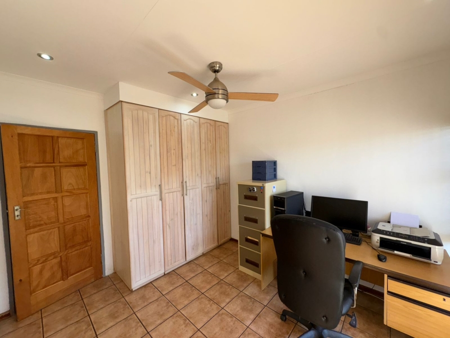 5 Bedroom Property for Sale in Safari Gardens North West